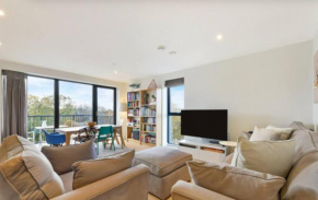 Lovely Luminous 3 Bed Flat, with secure Ev Parkng